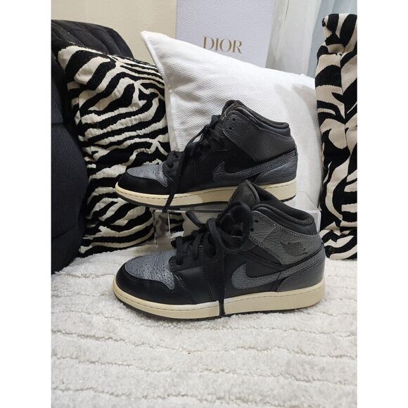 Jordan 1 Mid Black Dark Grey 6Y - Picture 1 of 7
